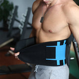 Un bel athlète porte une ceinture lombaire de maintien dorsale ColorStretch à la salle de sport.