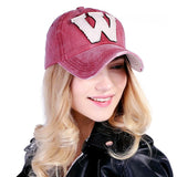 Une jolie blonde porte une casquette W.FOR.WILD style cool pour homme et femme disponible