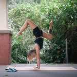 Une femme fait du Yoga sur le tapis écologique luxe en liège naturel.