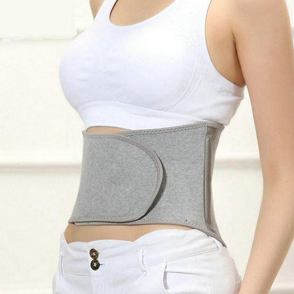 Une femme porte une ceinture de maintien lombaire pour soulager ses problèmes de dos
