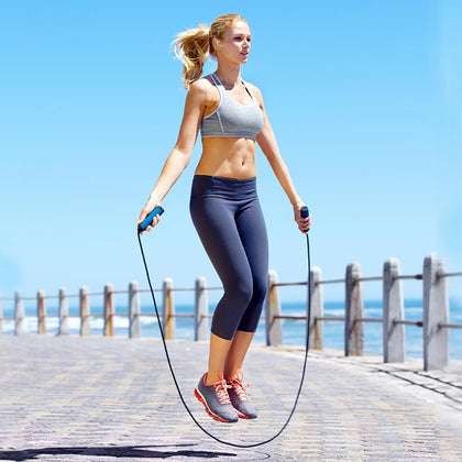 Une femme utilise une corde à sauter