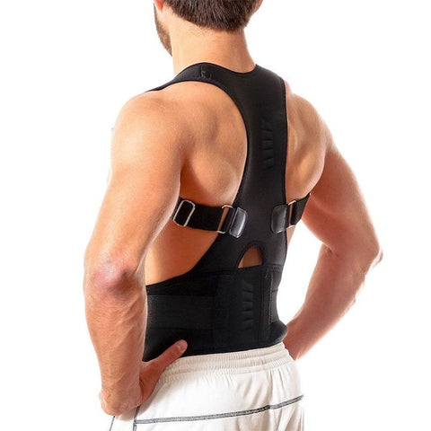 un homme utilise un redresse-dos correcteur de posture pour ne plus avoir mal au dos