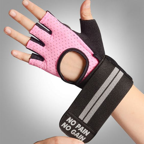 une main avec un gant rose "no pain no gain"