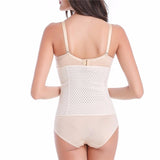 Une jolie brune porte une ceinture lombaire de maintien dorsal SLIM.SHAPER pour soulager sa scoliose.