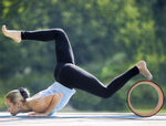 une femme utilise la roue de yoga confort naturel