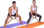 une homme et une femme sur un tapis d'exercice orange et violet utilisent des bandes de résistance