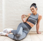 Une belle femme allongé porte le legging Sport-fitness SoShark Gris souris