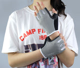 Une femme porte une paire de gants Fitness multi-activités gris