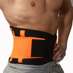 Un bel athlète porte une ceinture lombaire de maintien dorsale ColorStretch pour soulager ses problèmes de dos.