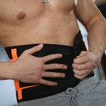 Un bel athlète porte une ceinture lombaire de maintien dorsale ColorStretch pour soulager sa cyphose.