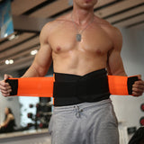 Un bel athlète porte une ceinture lombaire de maintien dorsale ColorStretch