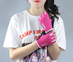 Une femme porte une paire de gants Fitness multi-activités rose