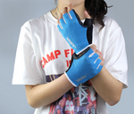 Une femme porte une paire de gants Fitness multi-activités bleu