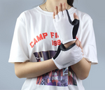 Une femme porte une paire de gants Fitness multi-activités blanc