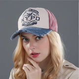 Une jolie femme blonde porte une casquette NYPD style décontracté en denim pour homme et femme