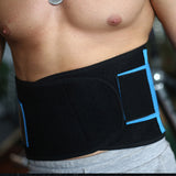 Un bel athlète porte une ceinture lombaire de maintien dorsale ColorStretch pour soulager sa sténose.