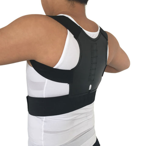 Un homme porte un corset correcteur de posture magnétique noir pour corriger ses problèmes de scoliose, cyphose, stenose.
