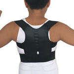 Une homme de dos porte un corset correcteur de posture magnétique noir pour corriger ses problèmes de scoliose, cyphose, stenose.