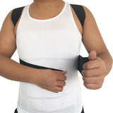 Une homme de face porte un corset correcteur de posture magnétique noir pour corriger ses problèmes de scoliose, cyphose, stenose.