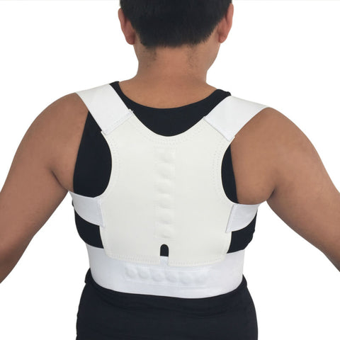 Une homme de dos porte un corset correcteur de posture magnétique blanc pour corriger ses problèmes de scoliose, cyphose, stenose.