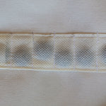 Gros plan sur les aimants du corset correcteur de posture magnétique pour homme/femme blanc