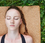 le visage d'une femme sur tapis d'exercices écologique luxe 5mm en liège naturel