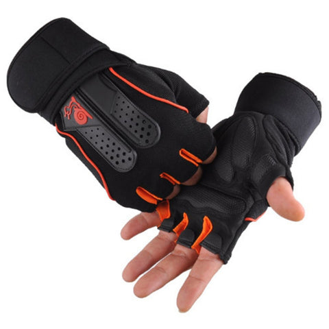 Deux mains dans une paire de gants avec système d'aération 