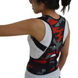 Une femme porte un corset correcteur de posture imprimé camouflage rouge pour corriger ses problèmes de scoliose, cyphose, stenose.