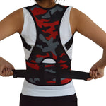 Une femme porte de dos un corset correcteur de posture imprimé camouflage rouge pour corriger ses problèmes de scoliose, cyphose, stenose.