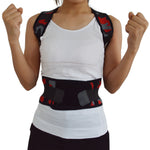 Une femme porte de face un corset correcteur de posture imprimé camouflage rouge pour corriger ses problèmes de scoliose, cyphose, stenose.