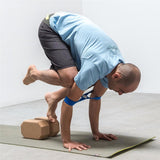 une homme exécute des positions de Hatha Yoga avec la brique de Yoga luxe hexagonale en liège naturel