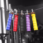 5 manches de cordes à sauter de couleurs différentes accrochées à un fil de corde ( bleu, rouge, noir, violet, jaune )