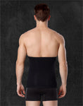 Un bel homme musclé porte une ceinture dorsale élastique BodyStretch pour soulager les maux de dos