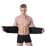 Un bel homme musclé porte une ceinture lombaire de maintien dorsal BLACK.LOMB pour ses problèmes de dos.