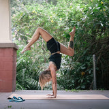 Une femme fait du Yoga sur le tapis écologique luxe en liège naturel.
